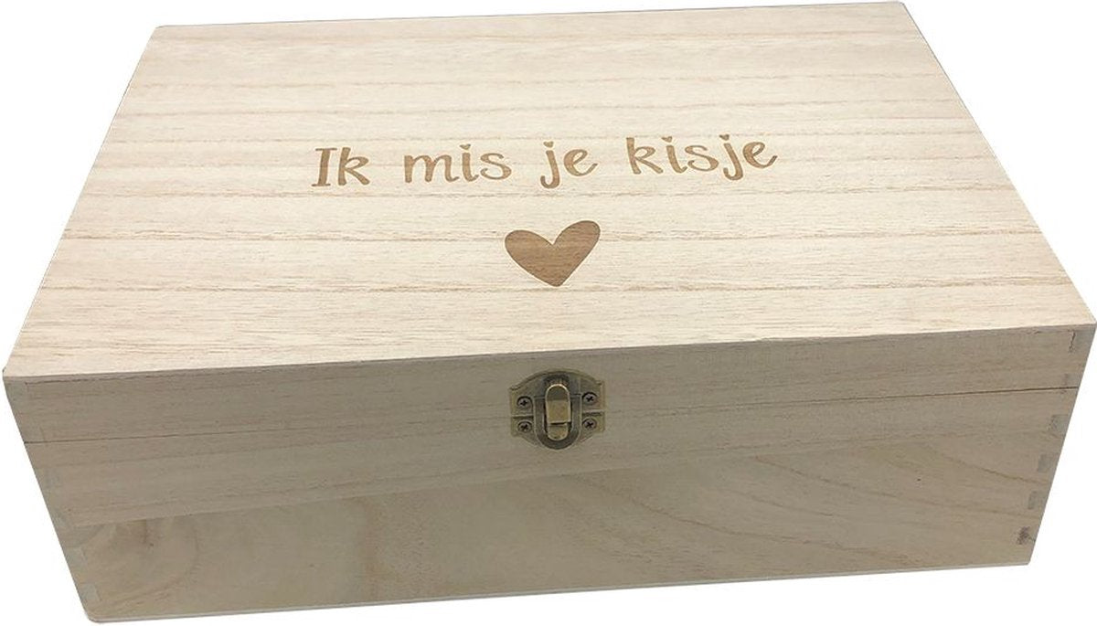 Ik Mis Je Kisje - Cadeautje voor een kind dat een dierbare heeft verloren. Vol mooie en lieve cadeautjes die helpen bij verlies en het verwerkingsproces. Met extra ruimte voor eigen bewaarspulletjes. Speciaal ontwikkeld voor kinderen in rouw.