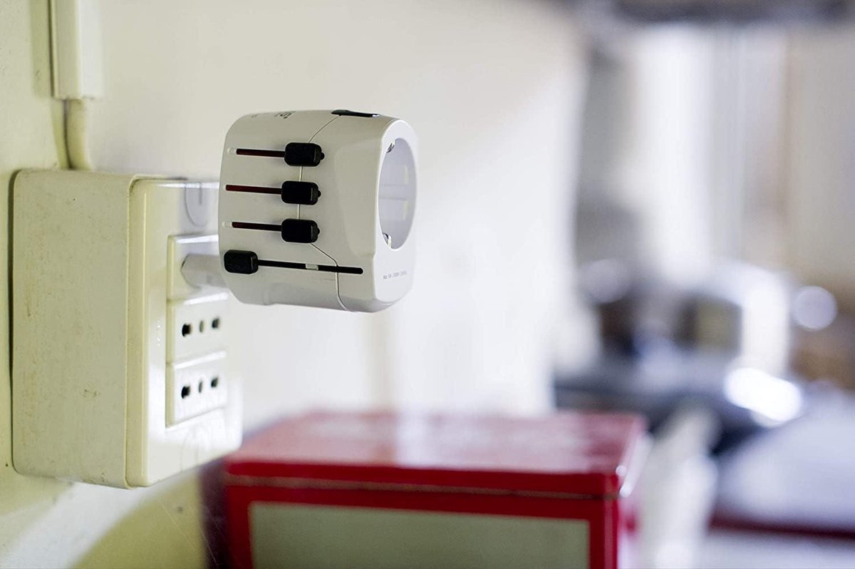 PRO Light Universele reisadapter 2 en 3 polen voor Schuko - Nominale spanning en vermogen 100V – 630W / 250V – 1575W - Geschikt voor pc's en haardrogers - Met schokbescherming
