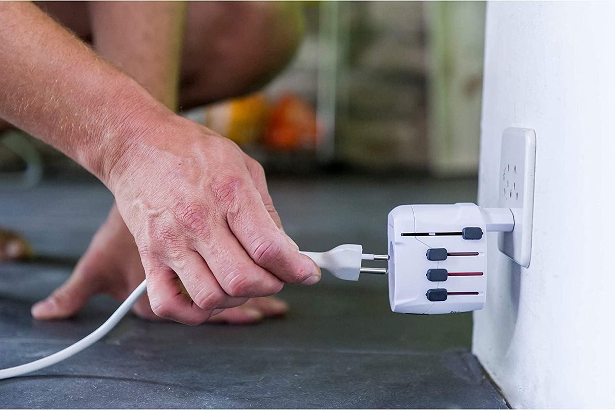 PRO Light Universele reisadapter 2 en 3 polen voor Schuko - Nominale spanning en vermogen 100V – 630W / 250V – 1575W - Geschikt voor pc's en haardrogers - Met schokbescherming