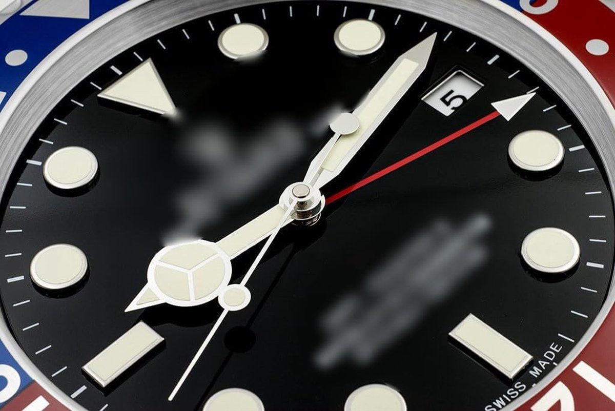 Rolex Wandklok - GMT Master Pepsi - Moderne Wandklok - Automatische Klok - Glow in the the dark wijzers - Rolex Horloge - Rood & Blauw