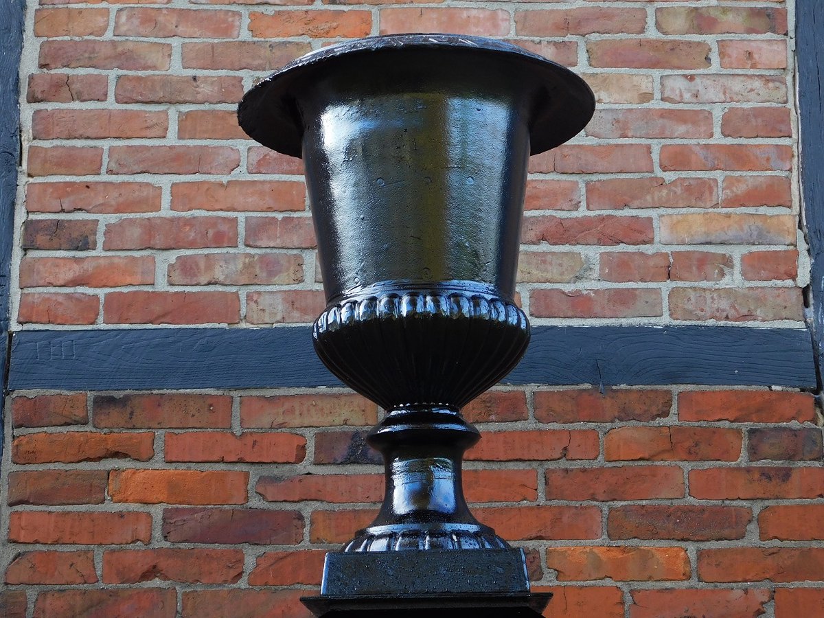 Large garden vase on pedestal - black - cast iron