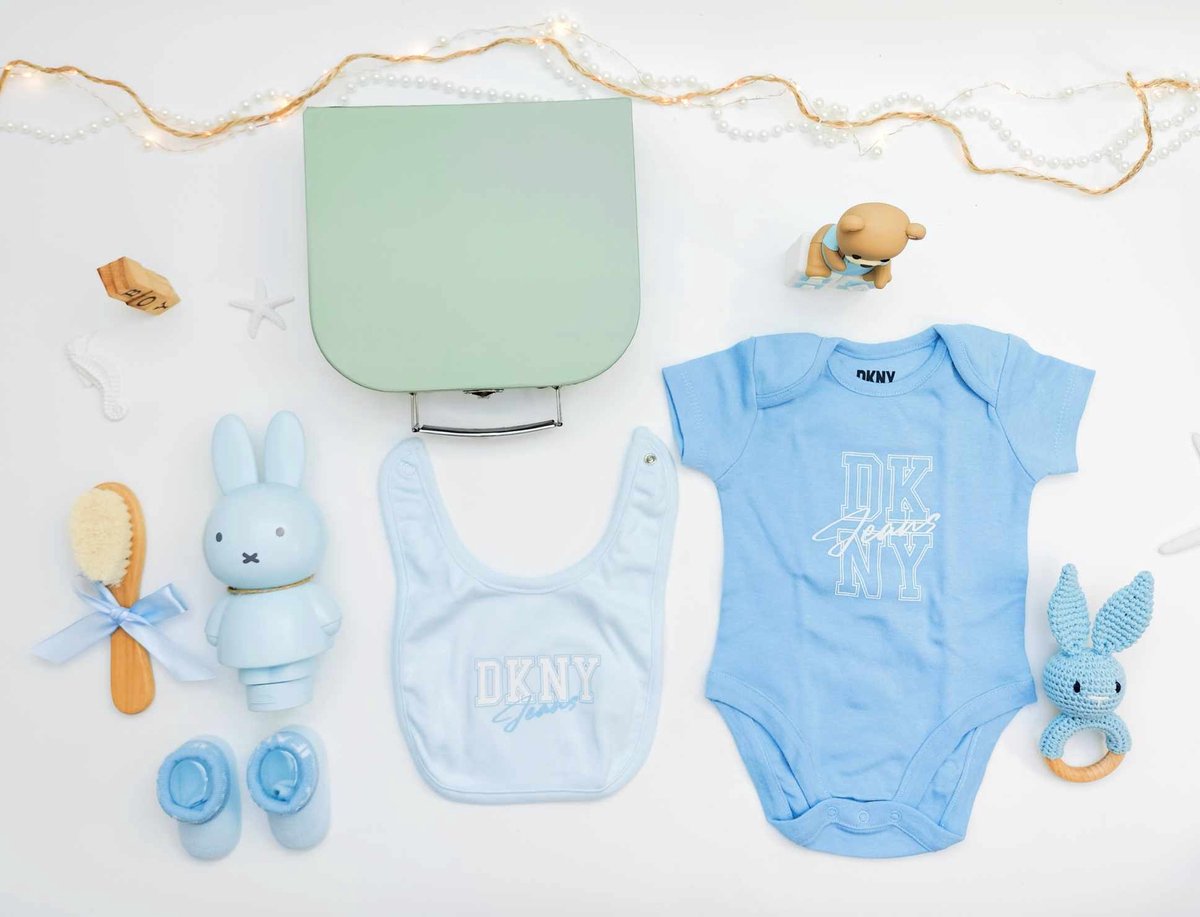 Kraamcadeau tweeling, jongen en meisje 14 stuks - Hawsaz.nl cadeau - Voordeelpakket - Koffertje - Kraampakket - Gepersonaliseerd kraamcadeau - Babykleding 0-3 mnd DKNY - Geboortecadeau - Babyshower - Babyverzorging - Nijntje - Rammelaar - Bijtring