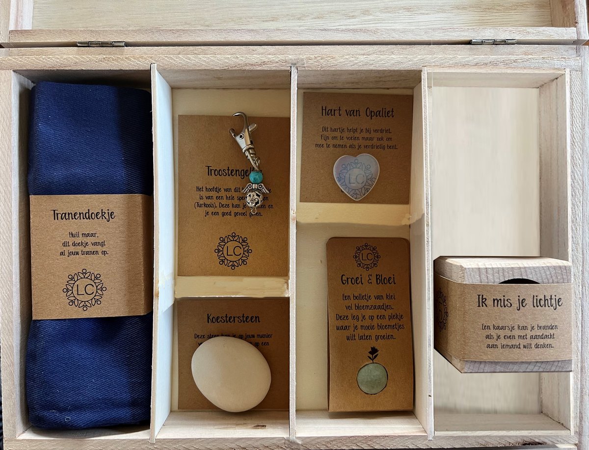 Ik Mis Je Kisje - Cadeautje voor een kind dat een dierbare heeft verloren. Vol mooie en lieve cadeautjes die helpen bij verlies en het verwerkingsproces. Met extra ruimte voor eigen bewaarspulletjes. Speciaal ontwikkeld voor kinderen in rouw.