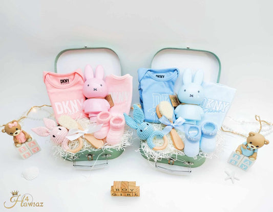 Kraamcadeau tweeling, jongen en meisje 14 stuks - Hawsaz.nl cadeau - Voordeelpakket - Koffertje - Kraampakket - Gepersonaliseerd kraamcadeau - Babykleding 0-3 mnd DKNY - Geboortecadeau - Babyshower - Babyverzorging - Nijntje - Rammelaar - Bijtring
