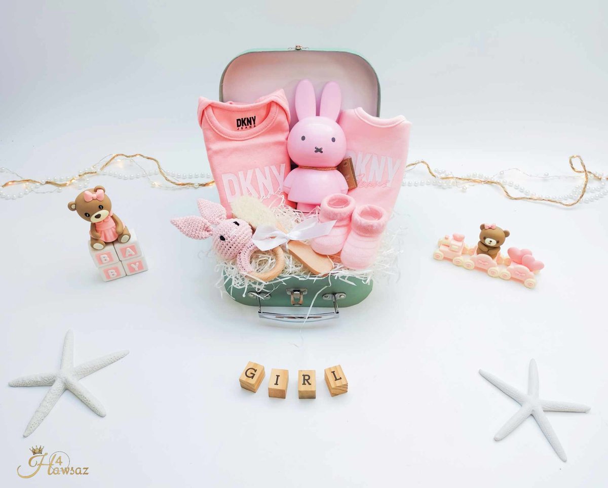 Kraamcadeau tweeling, jongen en meisje 14 stuks - Hawsaz.nl cadeau - Voordeelpakket - Koffertje - Kraampakket - Gepersonaliseerde kraamcadeau - Babykleding 0-m 3 m DKNY - Geboortecadeau - babyshower - Babyverzorging - Nijntje - Rammelaar - Bijtring