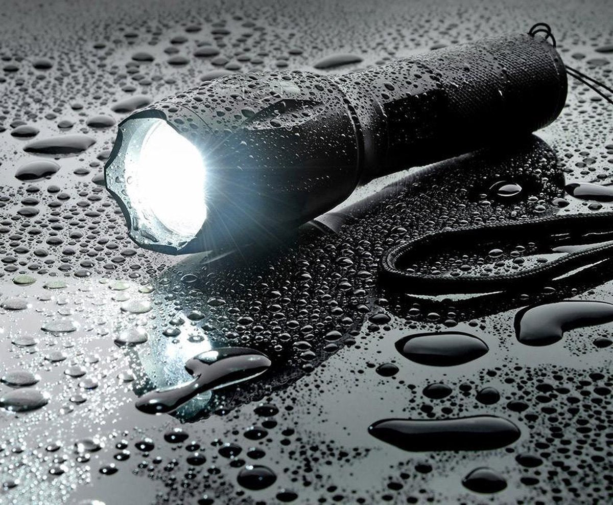 Military flashlight - LED flashlight - 3800 Lumen - IP55 Waterproof - Zoomable - 1 piece - rechargeable - USB