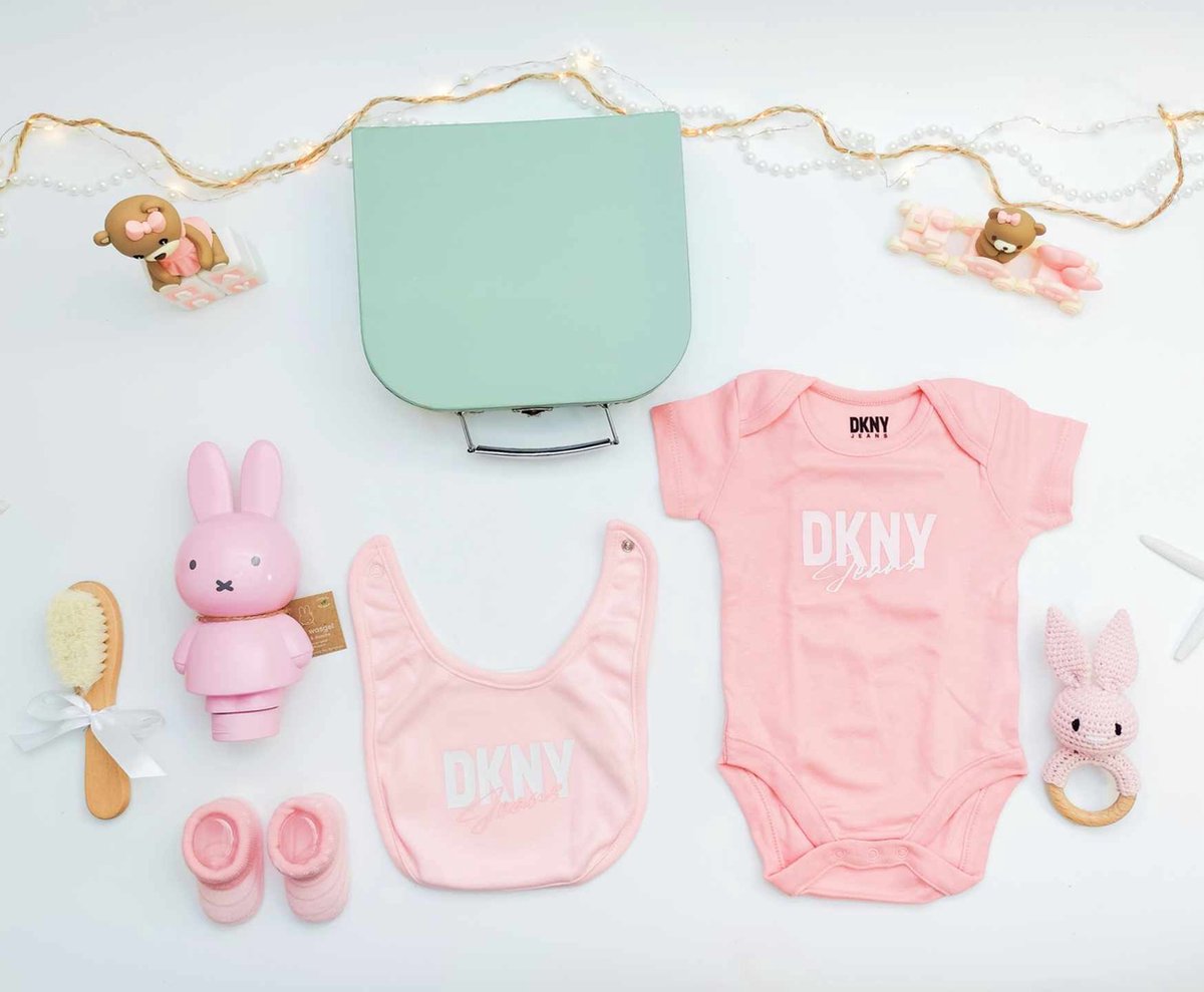 Kraamcadeau tweeling, jongen en meisje 14 stuks - Hawsaz.nl cadeau - Voordeelpakket - Koffertje - Kraampakket - Gepersonaliseerde kraamcadeau - Babykleding 0-m 3 m DKNY - Geboortecadeau - babyshower - Babyverzorging - Nijntje - Rammelaar - Bijtring