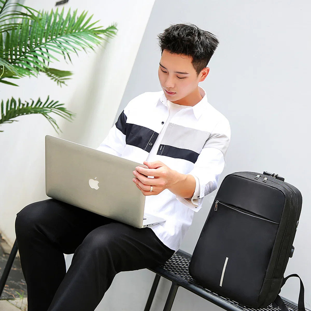 Anti-diefstalrugzak / 40x28x14cm (20l)/ laptop 15,6 inch / USB-oplaadpoort / zwart / powerbank (20mAh)