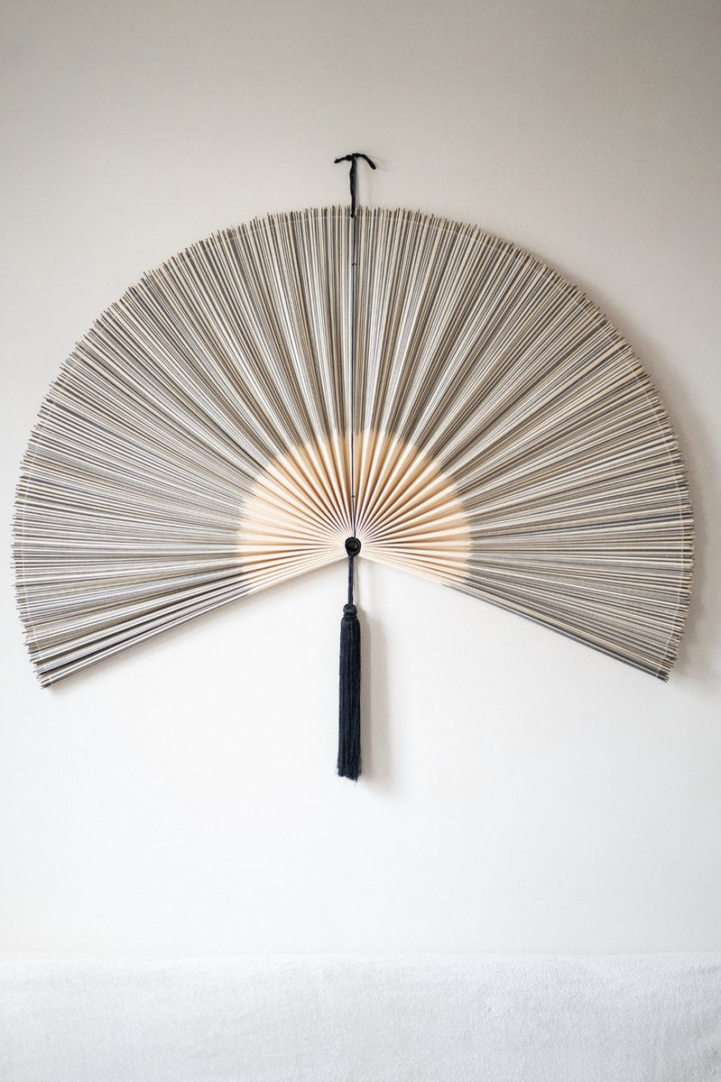 Bamboo waaier Extra Large | Bamboe wanddecoratie | Muurdecoratie waaier met kwastjes | Interieur eyecatcher | Japandi stijl