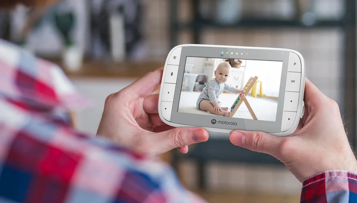 Motorola Nursery Babyfoon met Camera - VM55 - 5-inch Kleurendisplay - Draadloos - Infrarood Nachtzicht - Kantelbare Camera - Terugspreekfunctie