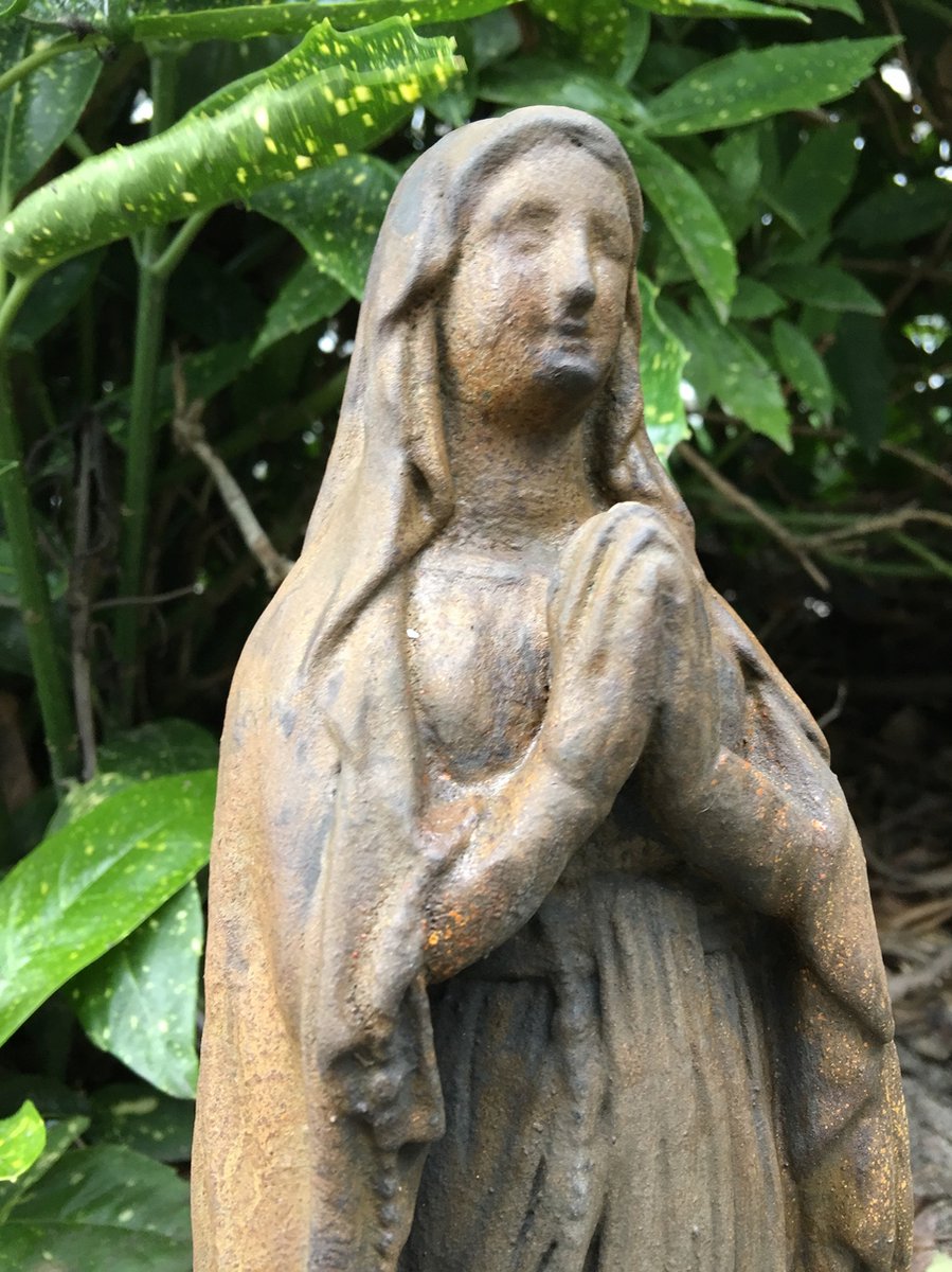 Mariabeeld van steen, prachtig gedetailleerd, geoxideerde kleuren