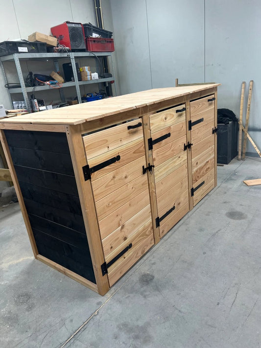 Containerombouw 3 kliko's ombouw douglas zwarte zijkant LET OP GEEN BOUWPAKKET WORDT KANT EN KLAAR GELEVERD Dus geen gedoe van zelf in elkaar zetten - Kliko Ombouw voor 3 containers - Containerberging - Containerkast - Container berging