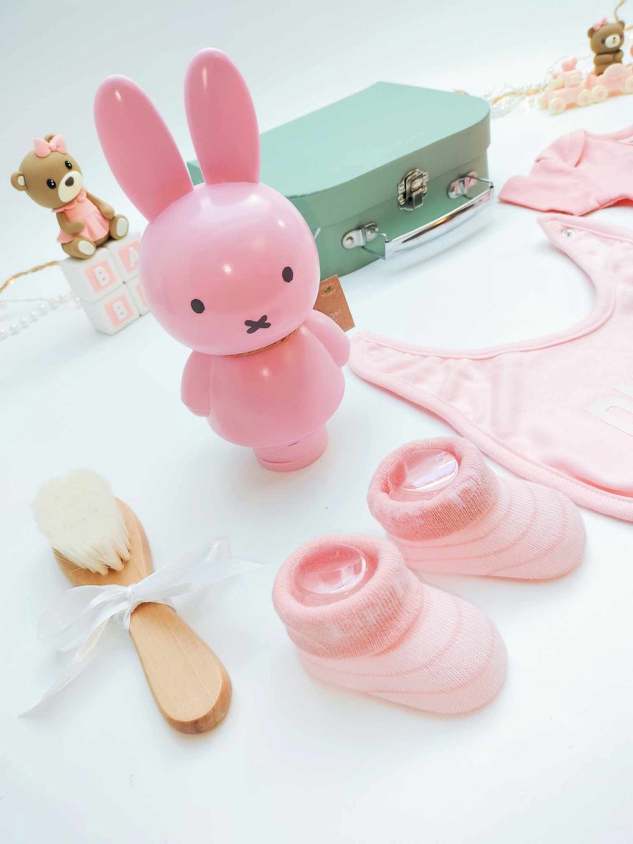 Kraamcadeau tweeling, jongen en meisje 14 stuks - Hawsaz.nl cadeau - Voordeelpakket - Koffertje - Kraampakket - Gepersonaliseerd kraamcadeau - Babykleding 0-3 mnd DKNY - Geboortecadeau - Babyshower - Babyverzorging - Nijntje - Rammelaar - Bijtring