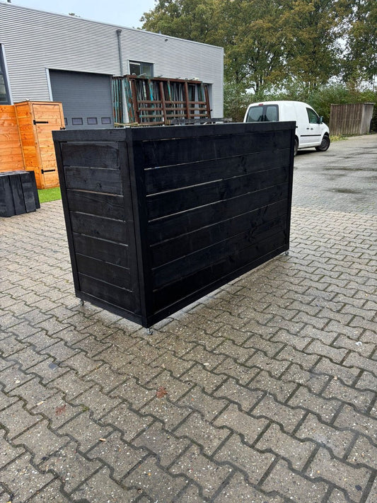 Containerombouw 3 kliko's douglas zwart met wieltjes - kliko ombouw wordt in 3 schermen geleverd inclusief boorgaten en hoekijzers. Kliko Ombouw voor 3 containers - Containerberging - Containerkast - Containerberging