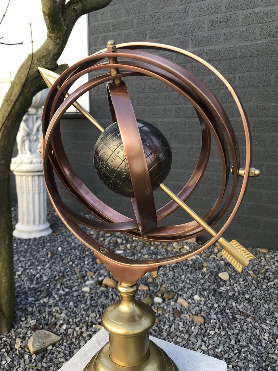 Sundial with the earth as its center, on a base