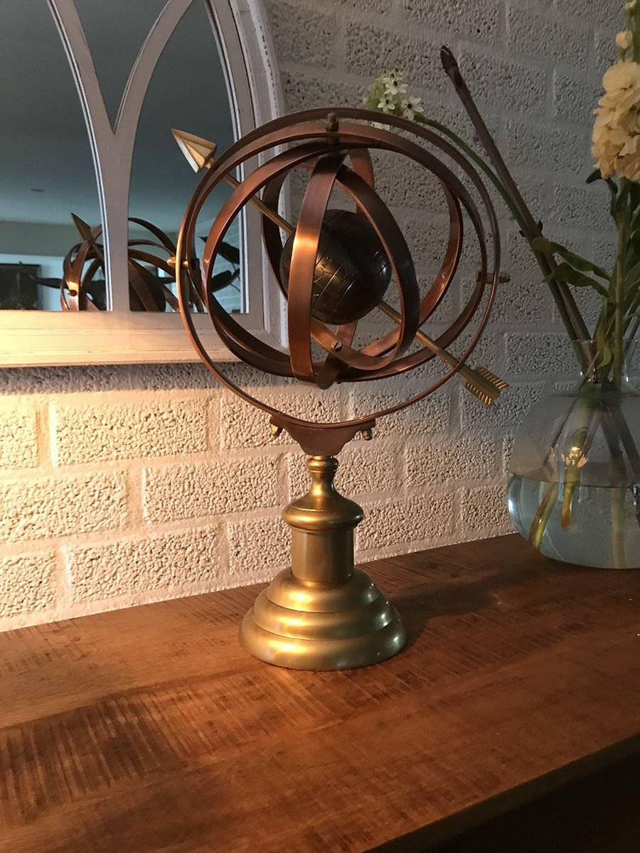 Sundial with the earth as its center, on a base