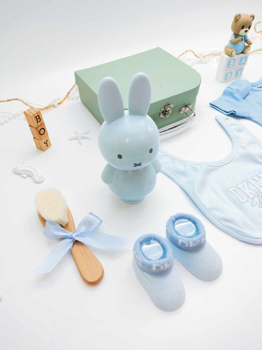 Kraamcadeau tweeling, jongen en meisje 14 stuks - Hawsaz.nl cadeau - Voordeelpakket - Koffertje - Kraampakket - Gepersonaliseerd kraamcadeau - Babykleding 0-3 mnd DKNY - Geboortecadeau - Babyshower - Babyverzorging - Nijntje - Rammelaar - Bijtring