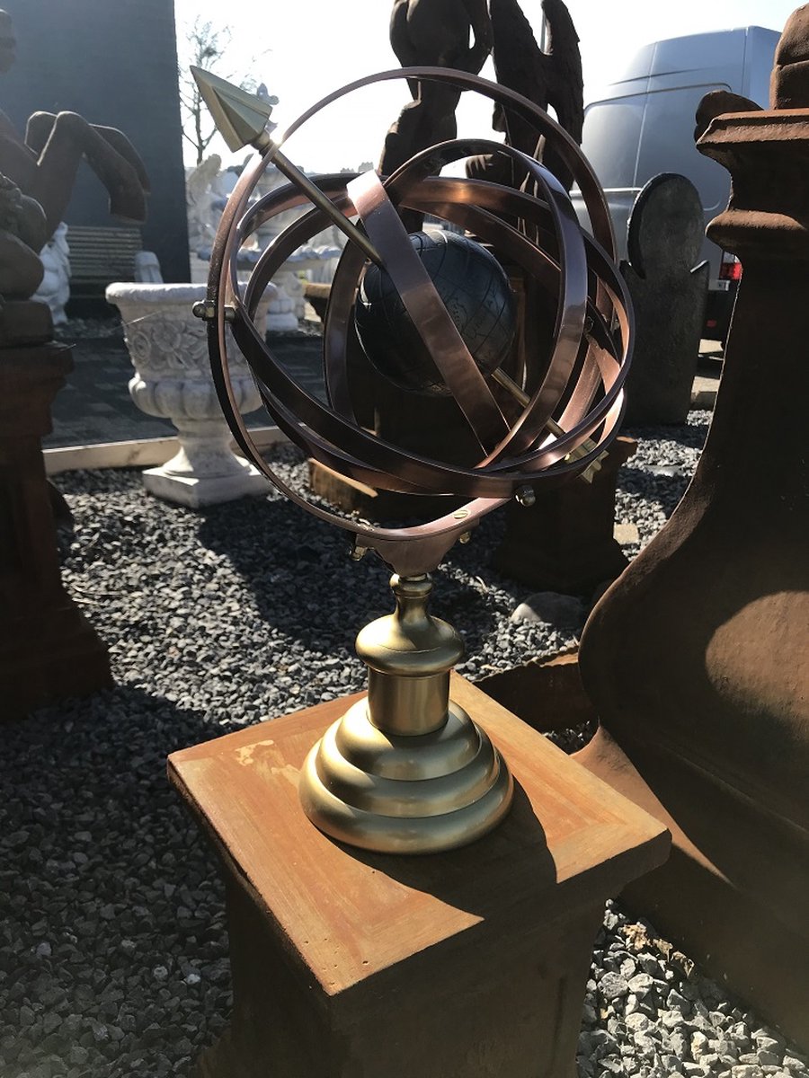 Sundial with the earth as its center, on a base