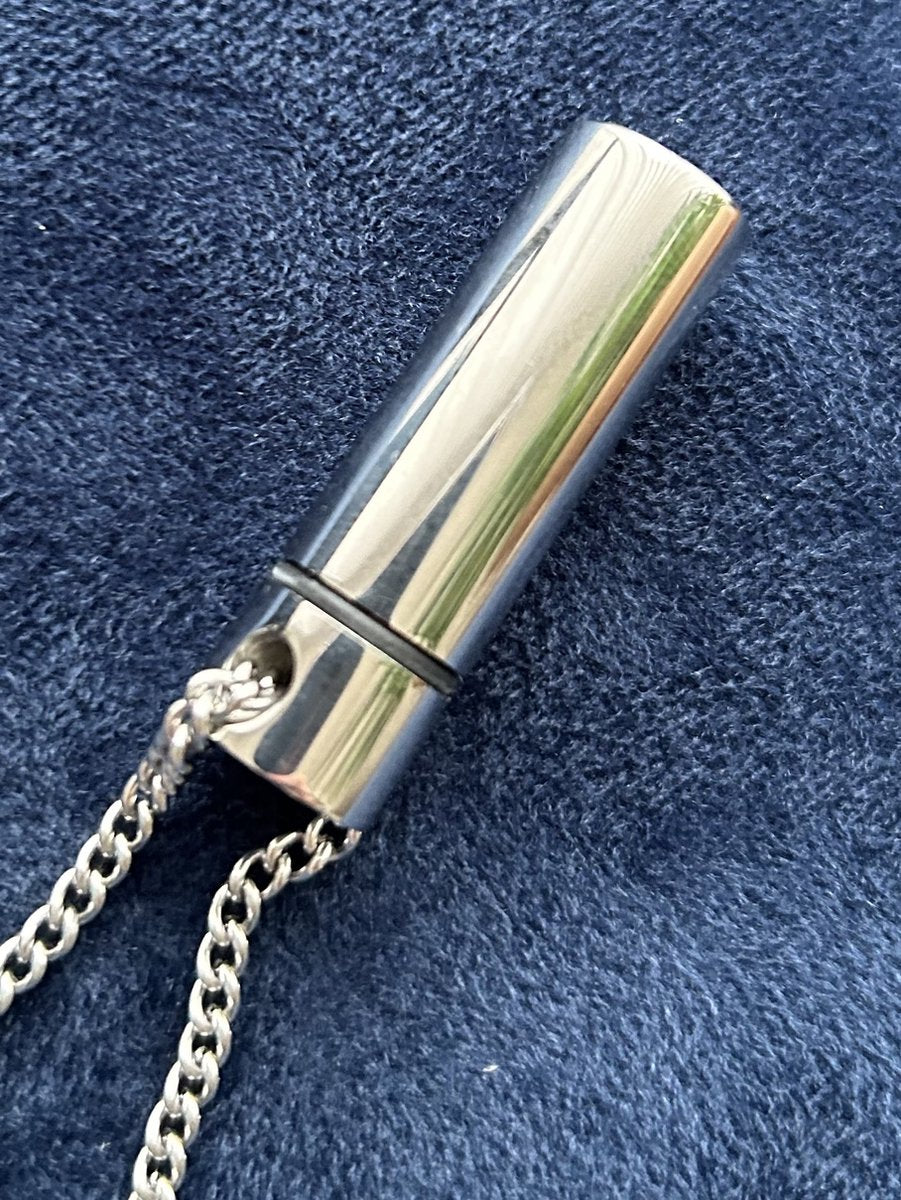SOS capsule hanger RVS inclusief ketting. Origineel cadeau