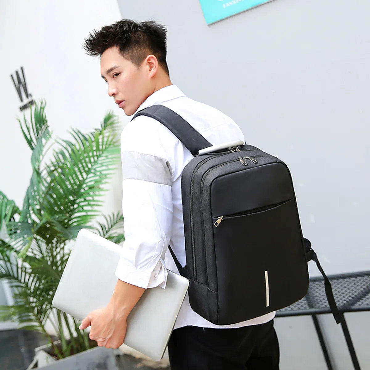 Anti-diefstalrugzak / 40x28x14cm (20l)/ laptop 15,6 inch / USB-oplaadpoort / zwart / powerbank (20mAh)