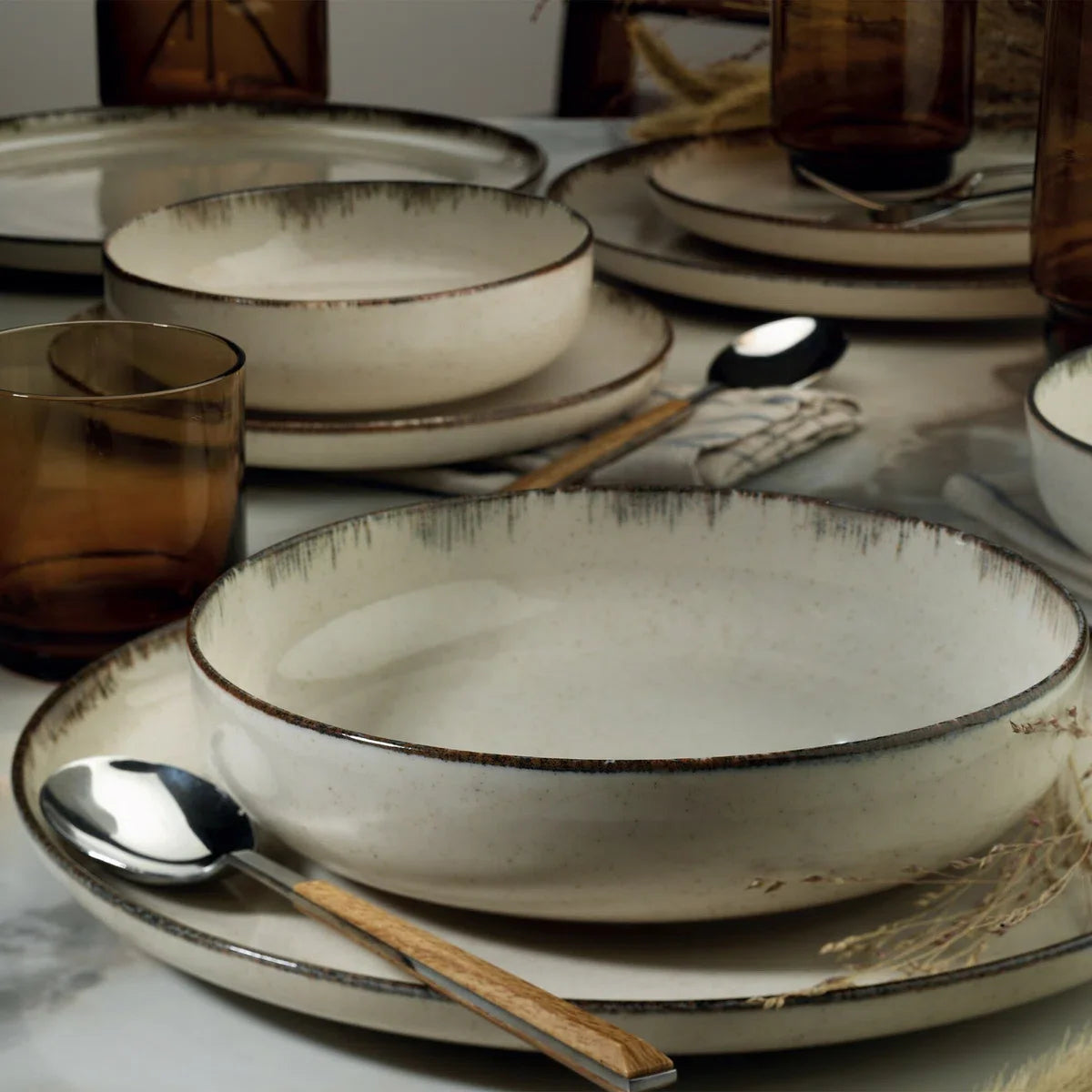 Asir Servies Set - Dinerset (24-delig). gemêleerd - Serveerbord: 27x27x2,5 cm (6 stuks) Bord: 20x20x5 cm (6 stuks) Kom: 15x15x4,5 cm (6 stuks) Dessertbord: 19x19x2,5 cm (6 stuks) Vaatwasserbestendig. 100% PORSELEIN