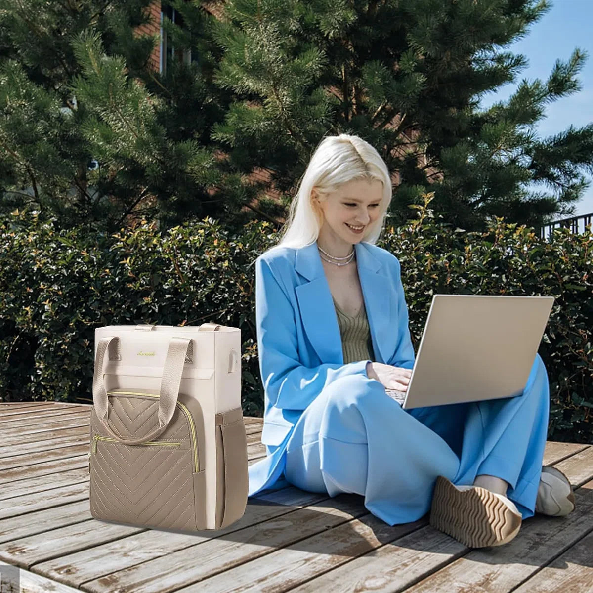 Laptoptas 15,6 inch - Beige/bruin - USB oplaadpoort - Laptop rugzak - 33 x 16 x 41 cm - Waterbestendig - Laptoprugtas 15,6 inch - Antidiefstalvak - Handtas met gouden details