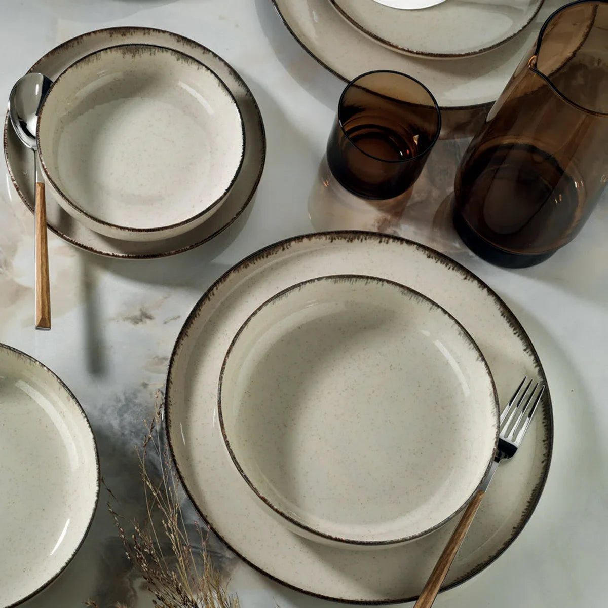 Asir Servies Set - Dinerset (24-delig). gemêleerd - Serveerbord: 27x27x2,5 cm (6 stuks) Bord: 20x20x5 cm (6 stuks) Kom: 15x15x4,5 cm (6 stuks) Dessertbord: 19x19x2,5 cm (6 stuks) Vaatwasserbestendig. 100% PORSELEIN