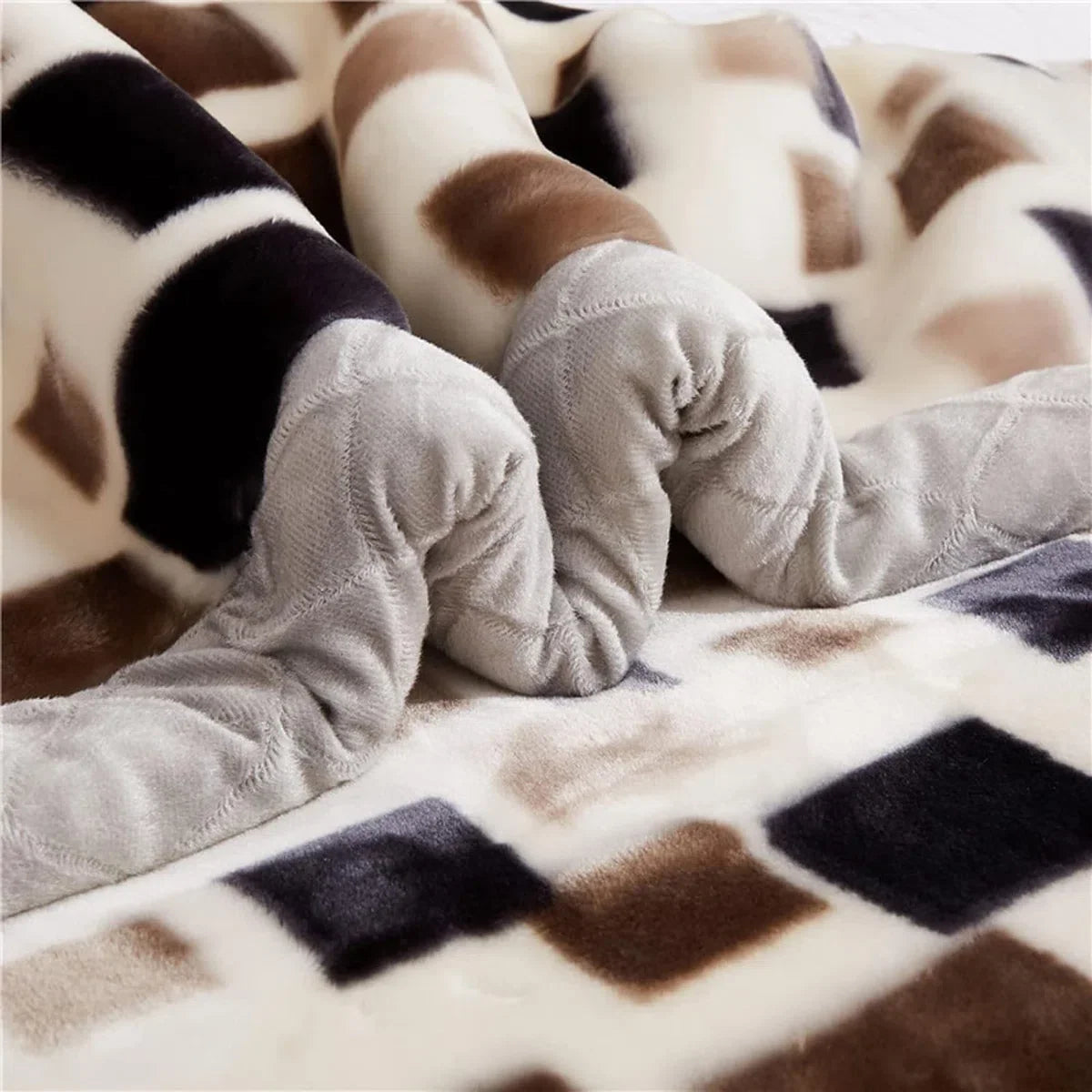 IBBO Shop - Luxe Koreaanse Nerts Deken Dikke Bed Deken - Plaid deken - Afmeting 200x230cm - Zachte en warme Fleece deken - 2 Laags Omkeerbare Raschel Bed Deken voor Herfst Winter - Ademend & Wasbaar